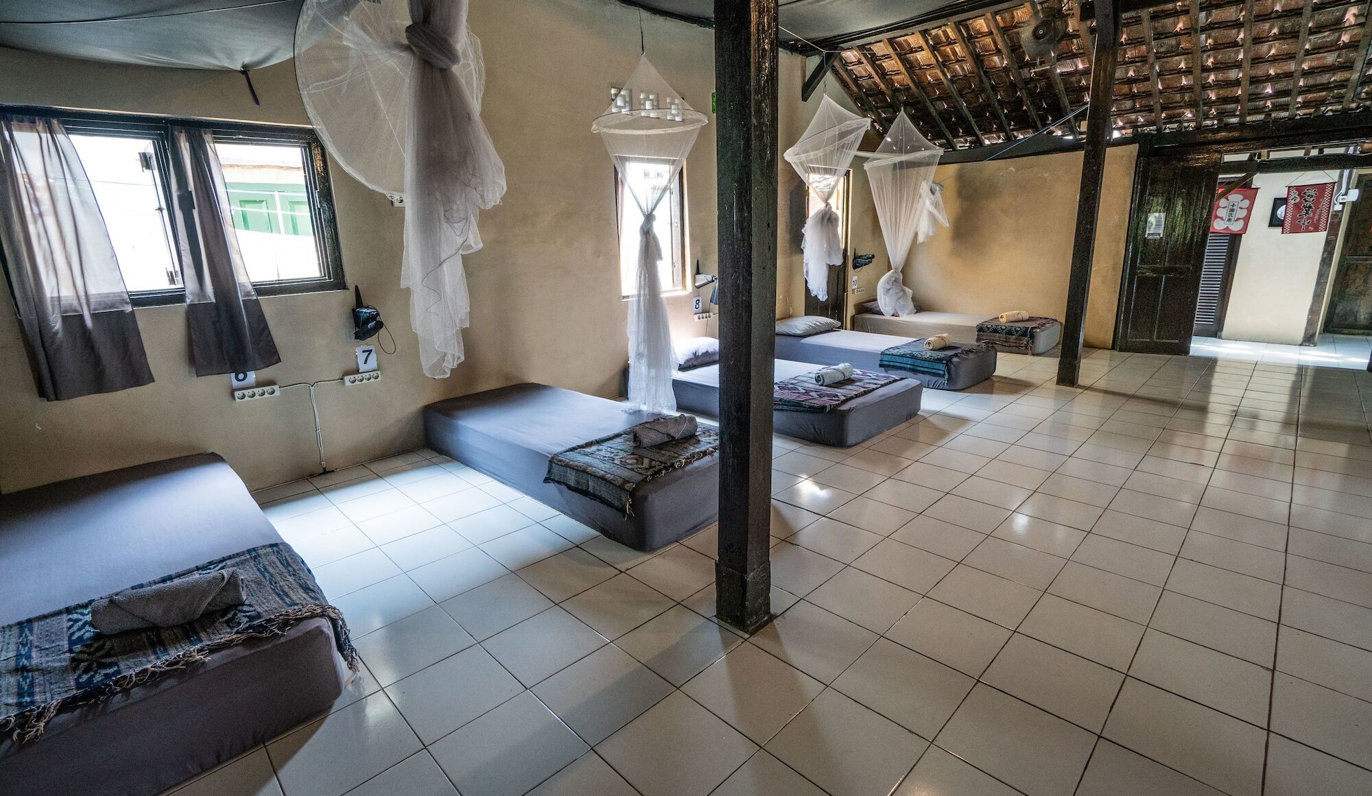 Losmanos Hostel Джокякарта Екстериор снимка